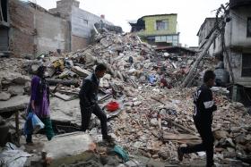 NÚMERO DE MORTOS DEVIDO A SISMO NO NEPAL ASCENDE A 2.000 — OFICIAL