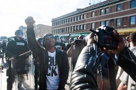 MANIFESTANTES DESAFIAM RECOLHER OBRIGATÓRIO EM BALTIMORE