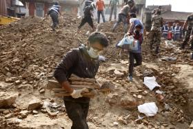 NÚMERO DE MORTOS NO SISMO DO NEPAL ULTRAPASSA 6.000