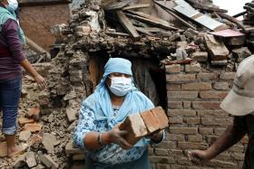 MULHER RETIRADA VIVA DE ESCOMBROS CINCO DIAS APÓS SISMO NO NEPAL