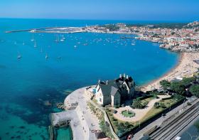 INCÊNDIO NUM BARCO EM CASCAIS OBRIGA À RETIRADA DOS OCUPANTES