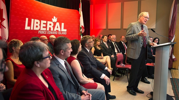 Wade MacLauchlan aborda a multidão na reunião de nomeação em West Covehead, P.E.I. - 6 de abril de 2015. (Andrew Vaughan / The Canadian Press)