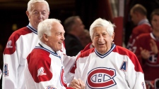 Nesta foto de arquivo, Henri Richard (ex-Montreal Canadiens) cumprimenta Elmer Lach, à direita, enquanto que Jean Beliveau observa, atrás, durante as celebrações do centenário – 4 de dezembro, 2009, em Montreal. (Paul Chiasson /The Canadian Press)