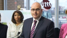 O Ministro dos Transportes Steven Del Duca durante uma conferência de imprensa na terça-feira, 21 de abril, 2015