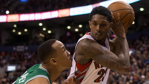 Lou Williams, dos Raptors, à direita, durante um jogo em Toronto - 4 de abril de 2015. (The Canadian Press/Chris Young)