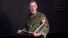 O tenente-Gen. Jonathan Vance chega para uma reunião técnica, em Otava - 19 de janeiro de 2015. (Adrian Wyld / The Canadian Press)