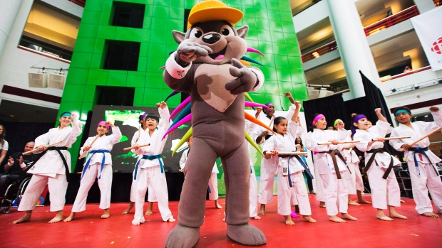 Atletas de karaté ajudam a revelar Pachi, o porco-espinho, como a nova mascote para os Toronto 2015 Pan Am/ Parapan Am Games, em Toronto. Imagem de arquivo. (The Canadian Press/Michelle Siu)