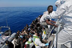 GUARDA COSTEIRA ITALIANA RESGATA 3.690 MIGRANTES NO MEDITERRÂNEO