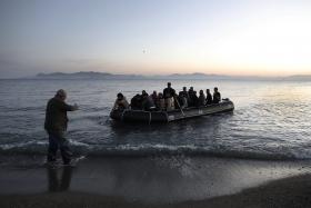 DOIS NAVIOS DA MARINHA ALEMÃ RESGATAM 400 IMIGRANTES AO LARGO DE LAMPEDUSA