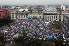 MILHARES DE PESSOAS MANIFESTARAM-SE NA GUATEMALA PELA DEMISSÃO DO PRESIDENTE