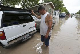 PELO MENOS TRÊS MORTOS EM INUNDAÇÕES NO TEXAS E OKLAHOMA (EUA)