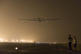 MAU TEMPO FORÇA AVIÃO “SOLAR IMPULSE 2” A ATERRAR NO JAPÃO