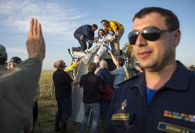 CÁPSULA ESPACIAL SOYUZ COM ASTRONAUTAS DA ESTAÇÃO ESPACIAL INTERNACIONAL ATERROU SEM CONTRATEMPOS