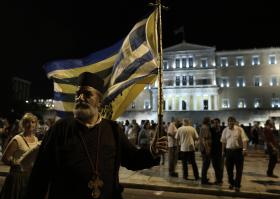 MILHARES NA PRAÇA SINTAGMA, EM ATENAS, APOIAM GOVERNO NAS NEGOCIAÇÕES COM UE