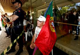 PROTESTO DOS LESADOS DO BES OBRIGA AO CORTE DO TRÂNSITO JUNTO À SEDE DO NOVO BANCO