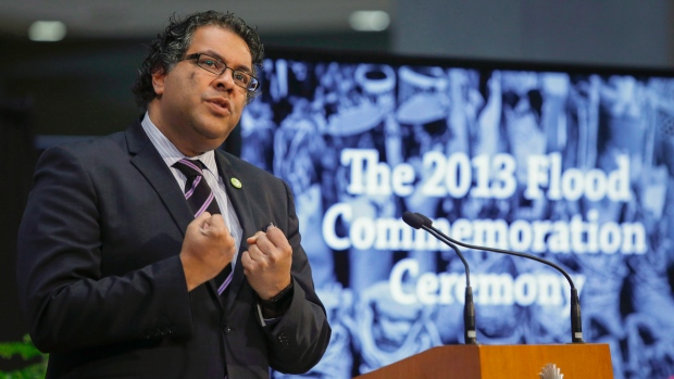 O presidente da cidade de Calgary Naheed Nenshi, durante uma cerimónia de comemoração do primeiro aniversário das inundações devastadoras que atingiram Calgary em 2013, na Câmara Municipal de Calgary, Alta., - 20 de junho de 2014. (Jeff McIntosh / The Canadian Press)