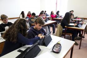 AULAS EXTRAORDINÁRIAS PARA ALUNOS REPROVADOS TÊM POUCOS RESULTADOS A MATEMÁTICA