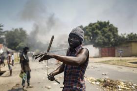 EXPLOSÕES E TIROS ANTES DA ABERTURA DAS MESAS DE VOTO NO BURUNDI – TESTEMUNHAS