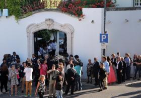 CENTENAS DE PESSOAS À ESPERA PARA ÚLTIMA HOMENAGEM A MARIA BARROSO