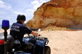 POLÍCIA MARÍTIMA MULTOU 14 VENDEDORES AMBULANTES NAS PRAIAS ESTE VERÃO