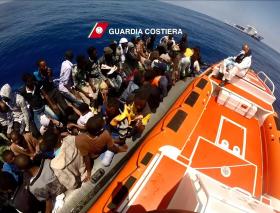 ITÁLIA RESGATA 780 IMIGRANTES EM PERIGO NO MEDITERRÂNEO