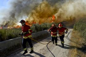 INCÊNDIOS: DOIS FOGOS EM PORTUGAL MOBILIZAM MAIS DE 180 BOMBEIROS