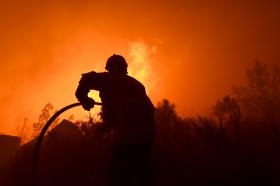 INCÊNDIOS: CINCO FOGOS, INCLUINDO DOIS EM VIANA DO CASTELO, MOBILIZAM 800 OPERACIONAIS