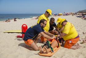 UTENTES DA CERCIGRÂNDOLA VESTEM CAMISOLA DE NADADORES SALVADORES AO FIM DE SEMANA