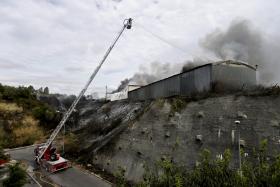 INCÊNDIO EM ARMAZÉM PERTO DO AEROPORTO DE LISBOA FOI DOMINADO