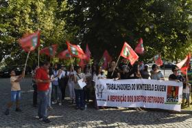 DUAS DEZENAS DE TRABALHADORES DE EMPREENDIMENTOS TURÍSTICOS CONCENTRADOS EM VISEU