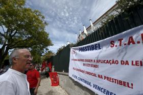 TRABALHADORES DA PRESTIBEL EXIGIRAM NA RUA RESPEITO PELOS DIREITOS LABORAIS