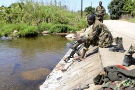 TIROTEIO ENTRE FORÇAS DE SEGURANÇA E RENAMO NO CENTRO DE MOÇAMBIQUE PÕE POPULAÇÃO EM FUGA