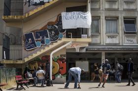 EVACUADO ÚLTIMO GRANDE “ACAMPAMENTO” DE MIGRANTES EM PARIS