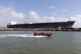 TRIPULANTES A BORDO DE NAVIO ENCALHADO EM CASCAIS COLABORAM COM AUTORIDADES