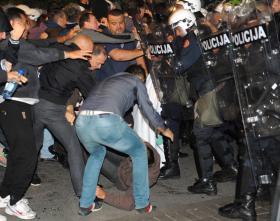 CONFRONTOS ENTRE MANIFESTANTES E FORÇAS DE SEGURANÇA NA CAPITAL DO MONTENEGRO