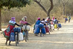 MULHERES NO CENTRO DE MOÇAMBIQUE PRECISAM DE NOVE HORAS PARA ENCONTRAR ÁGUA