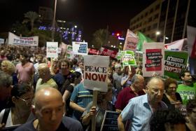 MILHARES DE ISRAELITAS PEDEM NA RUA RETOMA DE NEGOCIAÇÕES COM PALESTINIANOS