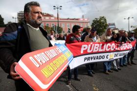 TRABALHADORES ENTREGAM BORRACHA PARA APAGAR CONTRATOS DO METRO DE LISBOA E DA CARRIS