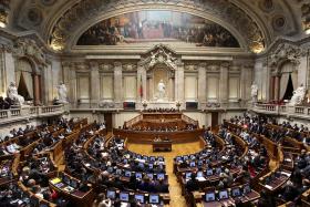 PARLAMENTO VOLTA HOJE A DEBATER ADOÇÃO POR CASAIS HOMOSSEXUAIS