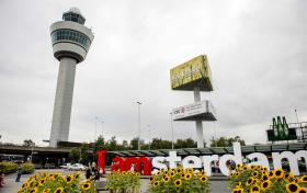 PILOTOS DENUNCIAM “ATAQUES” COM PONTEIROS LASER CONTRA AVIÕES NO AEROPORTO DE AMESTERDÃO