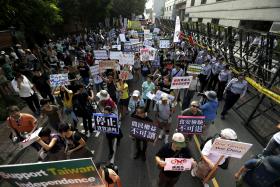 MANIFESTANTES ENFURECIDOS CONTESTAM HISTÓRICO APERTO DE MÃO ENTRE CHINA E TAIWAN