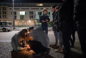 PARIS/ATENTADOS: PARTIDOS POLÍTICOS FRANCESES SUSPENDEM CAMPANHA PARA ELEIÇÕES REGIONAIS