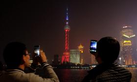 PARIS/ATENTADOS: XANGAI ILUMINA COM CORES DA FRANÇA EMBLEMÁTICA TORRE