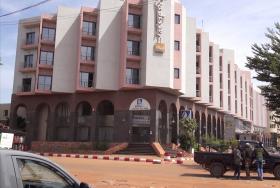 MALI/ATENTADO: ATACANTES JÁ NÃO TÊM REFÉNS, 18 CADÁVERES NO INTERIOR DO HOTEL