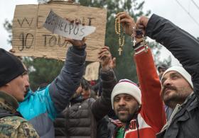 NOVOS PROTESTOS DE MIGRANTES BLOQUEADOS ENTRE GRÉCIA E MACEDÓNIA