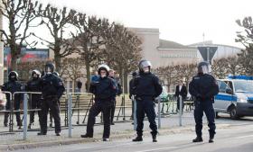 POLÍCIA BELGA EM OPERAÇÃO ANTITERRORISTA EM MOLENBEEK