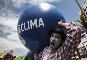 PARIS/ATENTADOS: CIMEIRA DO CLIMA ARRANCA COM MINUTO DE SILÊNCIO PELAS VÍTIMAS