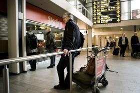 TERMINAL DO AEROPORTO DE COPENHAGA EVACUADO DEVIDO A SACO SUSPEITO