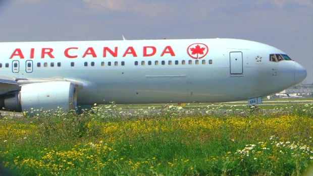 ASSISTENTES DE BORDO DA AIR CANADA APROVAM ACORDO DE 10 ANOS