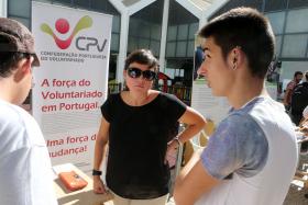 CADA VEZ MAIS JOVENS LARGAM EMPREGO PARA PARTIR EM MISSÕES DE VOLUNTARIADO